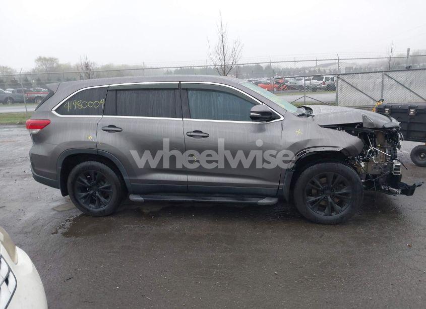 Photo 14 of 2019 Toyota Highlander LE (VIN 5TDBZRFHXKS929001)