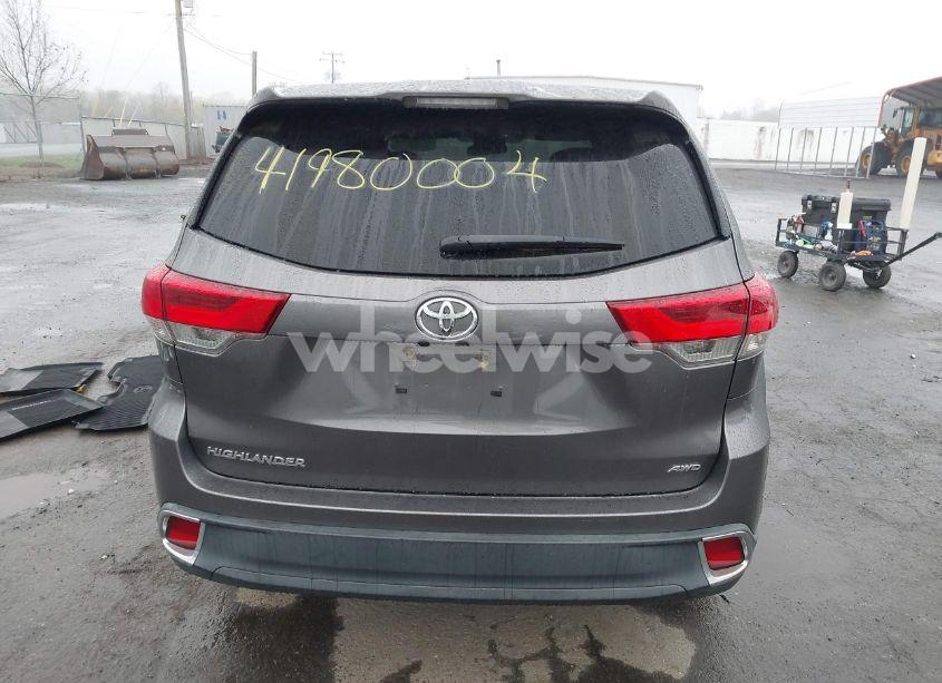 Photo 17 of 2019 Toyota Highlander LE (VIN 5TDBZRFHXKS929001)