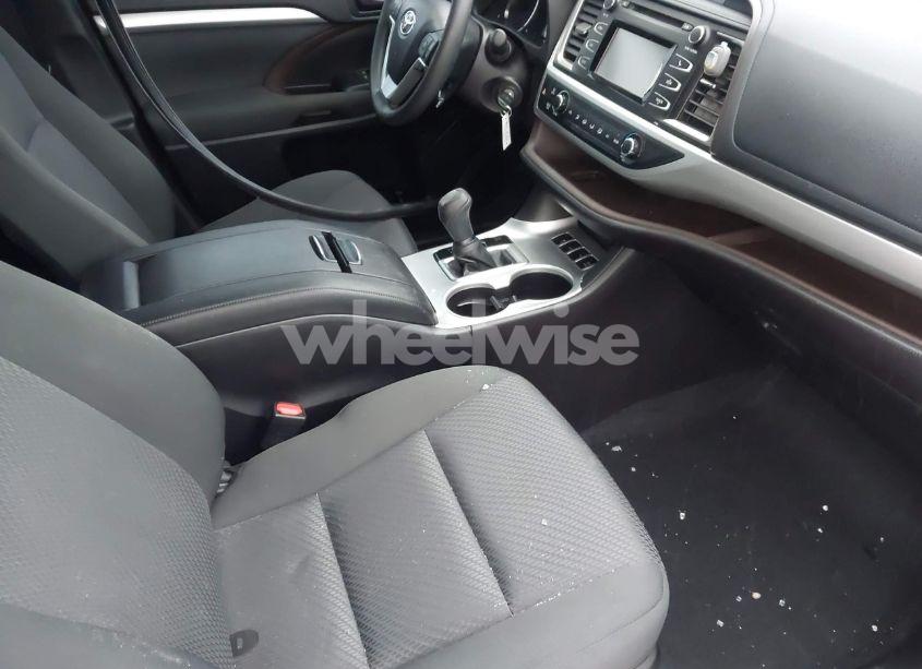 Photo 5 of 2019 Toyota Highlander LE (VIN 5TDBZRFHXKS929001)