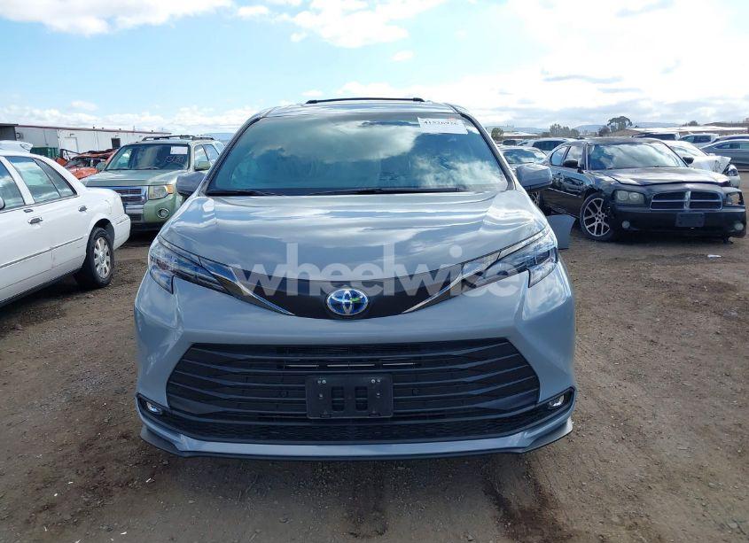 Photo 13 of 2024 Toyota Sienna WOODLAND EDITION (VIN 5TDCSKFC0RS120217)