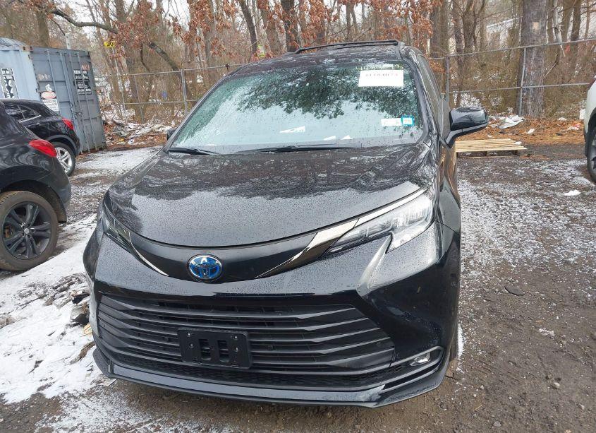 Photo 12 of 2024 Toyota Sienna WOODLAND EDITION (VIN 5TDCSKFC0RS129029)