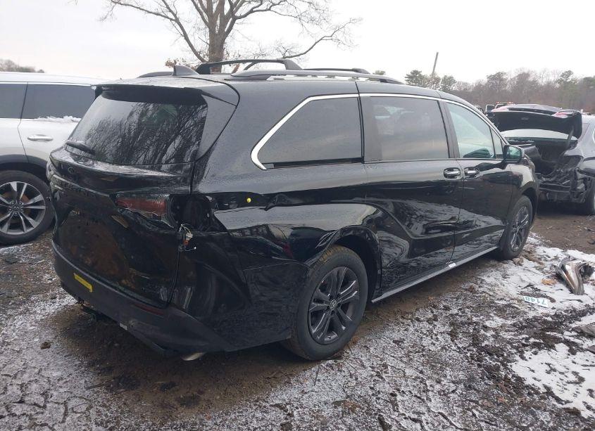 Photo 4 of 2024 Toyota Sienna WOODLAND EDITION (VIN 5TDCSKFC0RS129029)