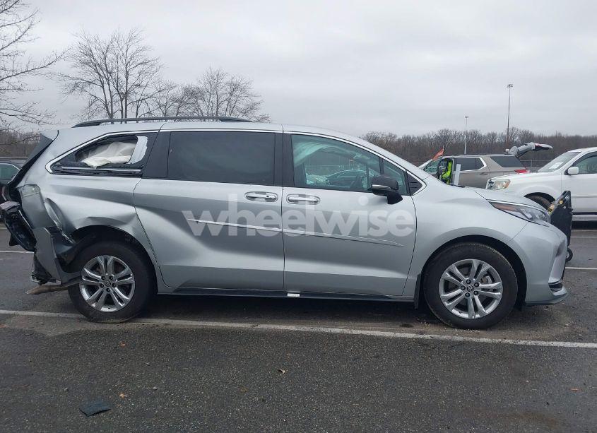 Photo 13 of 2023 Toyota Sienna 25TH ANNIVERSARY EDITION (VIN 5TDCSKFC7PS078979)