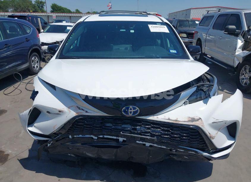 Photo 12 of 2024 Toyota Sienna XSE (VIN 5TDCSKFC8RS115976)