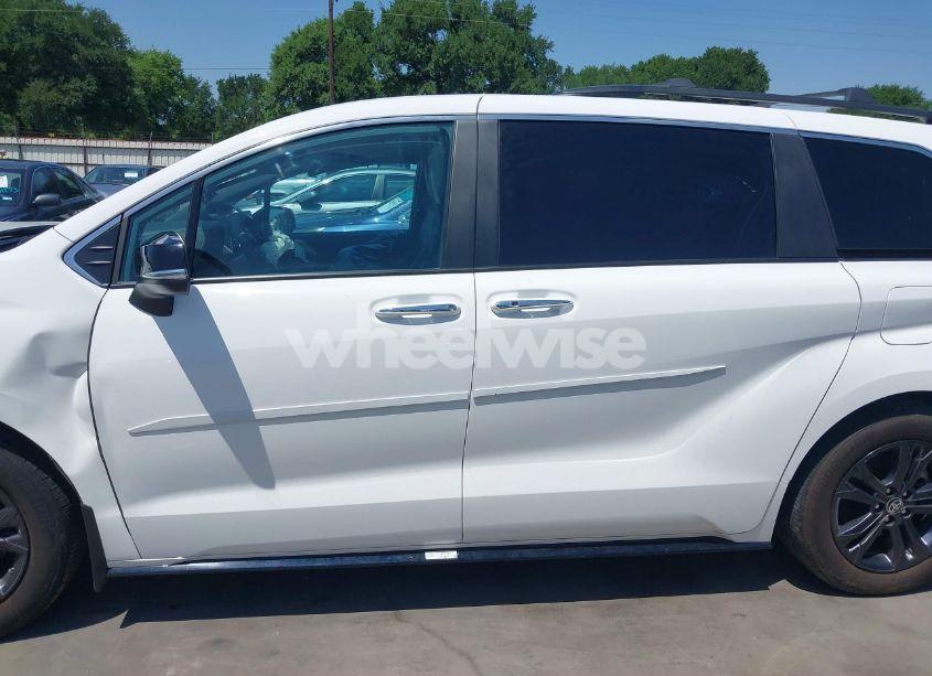 Photo 14 of 2024 Toyota Sienna XSE (VIN 5TDCSKFC8RS115976)