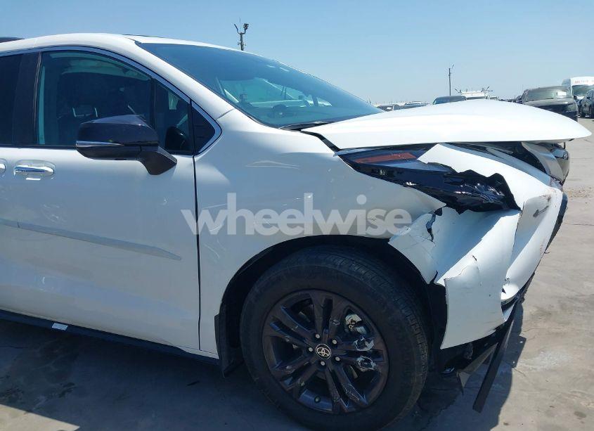 Photo 17 of 2024 Toyota Sienna XSE (VIN 5TDCSKFC8RS115976)