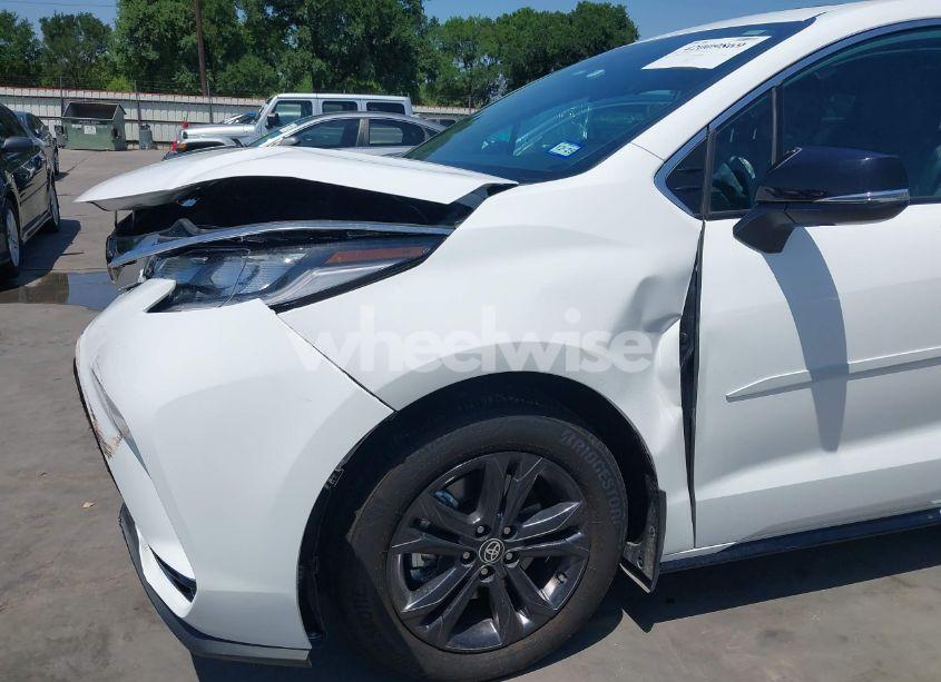 Photo 18 of 2024 Toyota Sienna XSE (VIN 5TDCSKFC8RS115976)