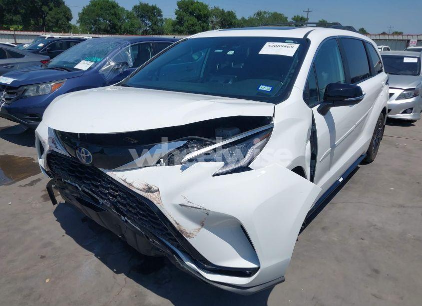 Photo 2 of 2024 Toyota Sienna XSE (VIN 5TDCSKFC8RS115976)