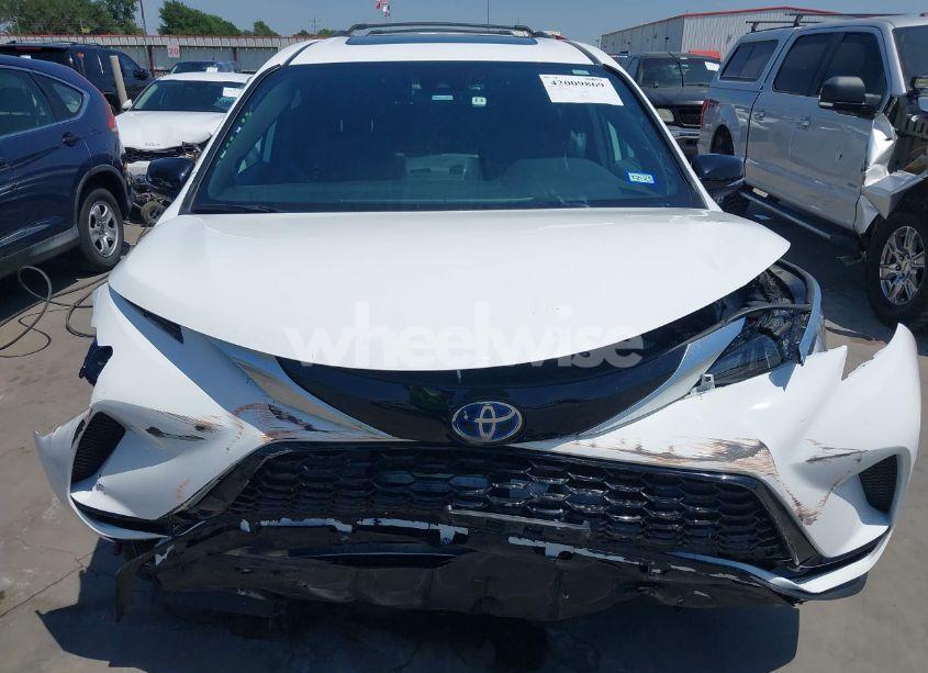 Photo 6 of 2024 Toyota Sienna XSE (VIN 5TDCSKFC8RS115976)