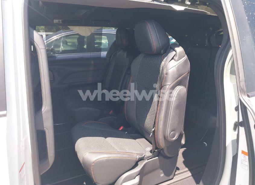 Photo 8 of 2024 Toyota Sienna XSE (VIN 5TDCSKFC8RS115976)