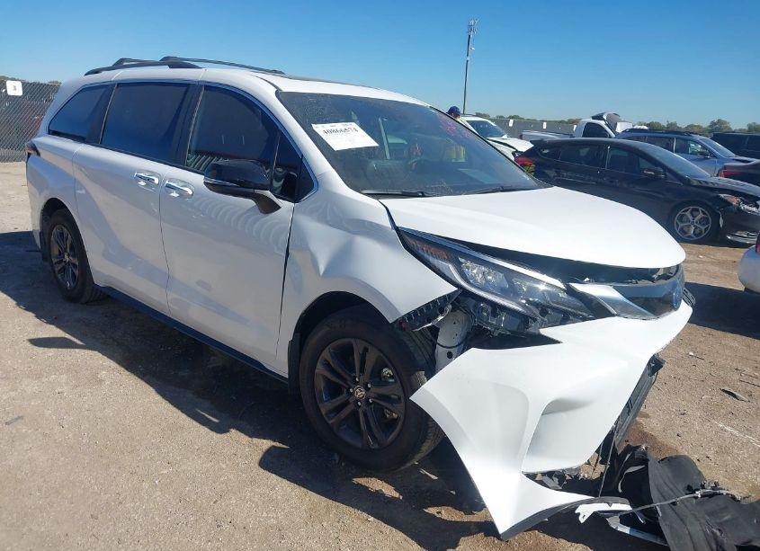 2024 Toyota Sienna XSE (VIN 5TDCSKFC8RS124497) main photo