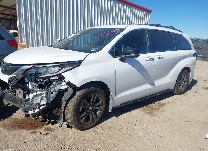 Photo 2 of 2024 Toyota Sienna XSE (VIN 5TDCSKFC8RS124497)