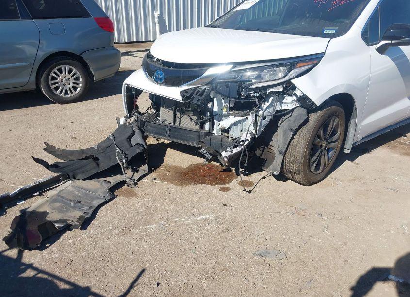 Photo 6 of 2024 Toyota Sienna XSE (VIN 5TDCSKFC8RS124497)