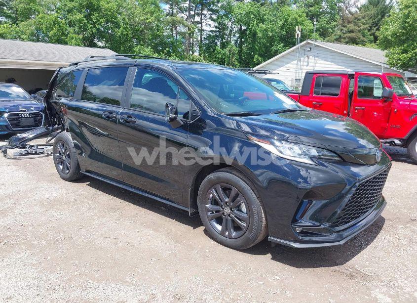 2025 Toyota Sienna WOODLAND EDITION/XSE (VIN 5TDCSKFCXSS156213) main photo