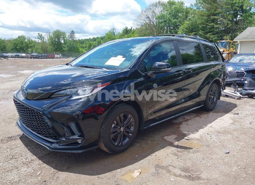 Photo 2 of 2025 Toyota Sienna WOODLAND EDITION/XSE (VIN 5TDCSKFCXSS156213)