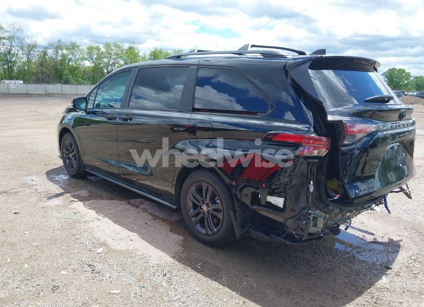 Photo 3 of 2025 Toyota Sienna WOODLAND EDITION/XSE (VIN 5TDCSKFCXSS156213)