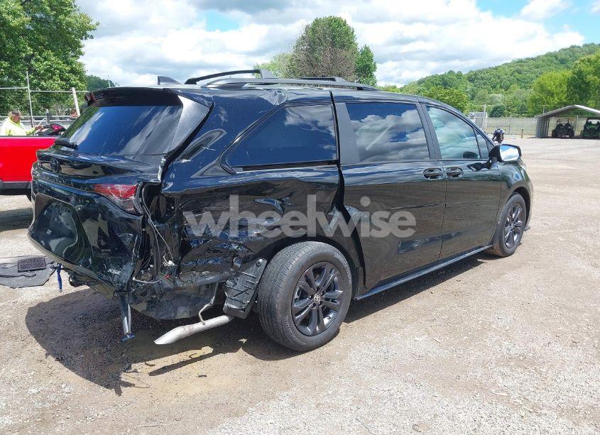 Photo 4 of 2025 Toyota Sienna WOODLAND EDITION/XSE (VIN 5TDCSKFCXSS156213)