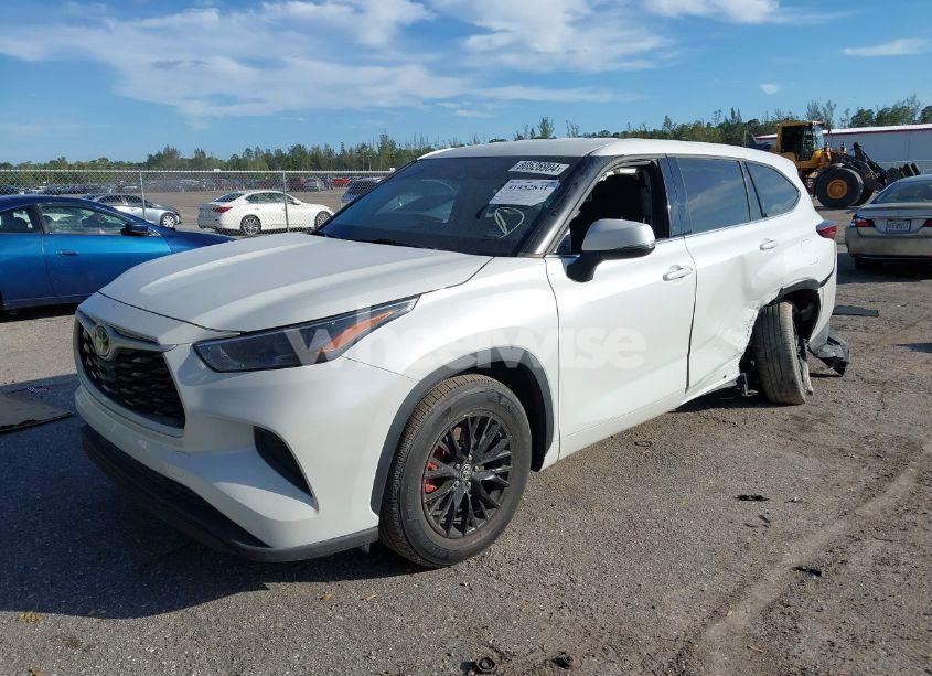 Photo 2 of 2022 Toyota Highlander L (VIN 5TDCZRAH2NS131463)
