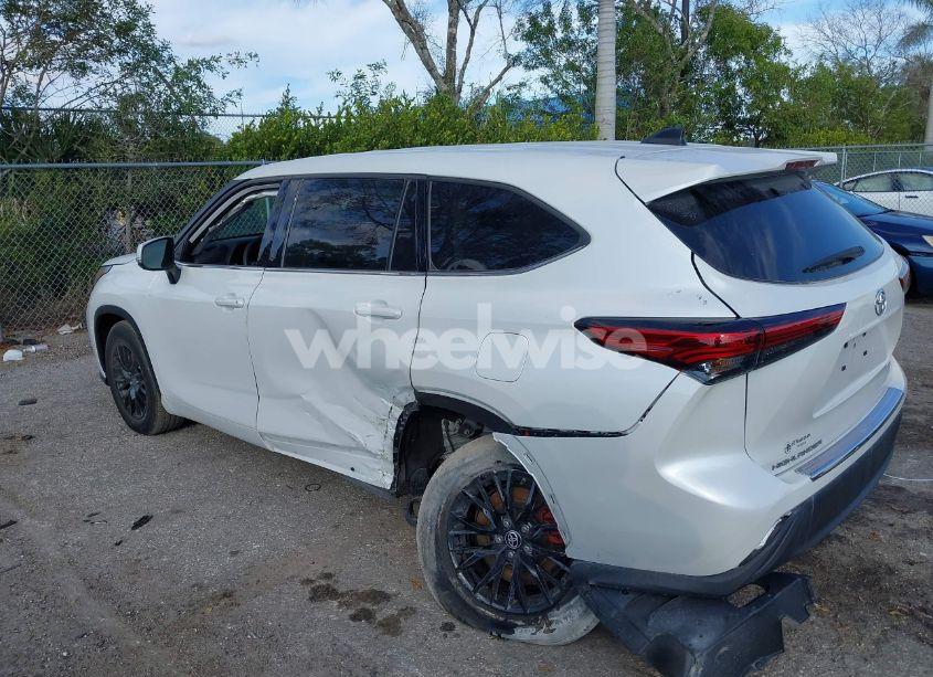 Photo 3 of 2022 Toyota Highlander L (VIN 5TDCZRAH2NS131463)