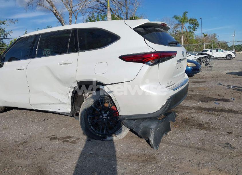 Photo 6 of 2022 Toyota Highlander L (VIN 5TDCZRAH2NS131463)