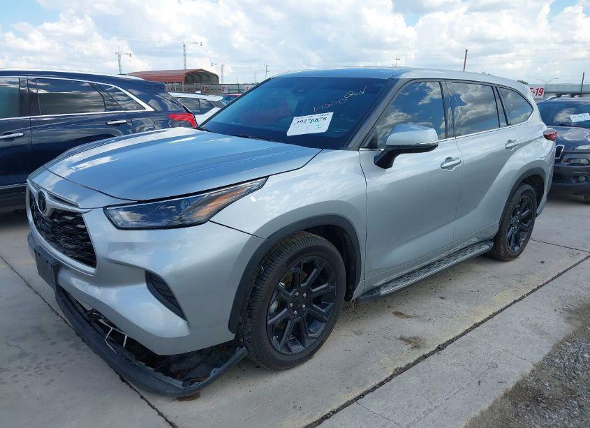 Photo 2 of 2022 Toyota Highlander L (VIN 5TDCZRAH2NS138705)