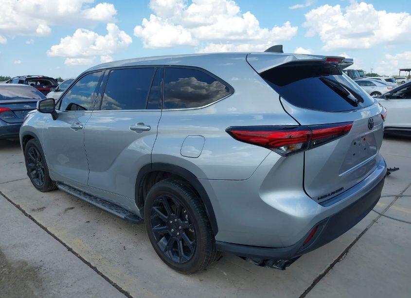 Photo 3 of 2022 Toyota Highlander L (VIN 5TDCZRAH2NS138705)