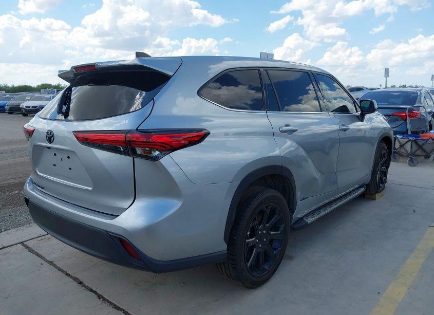 Photo 4 of 2022 Toyota Highlander L (VIN 5TDCZRAH2NS138705)