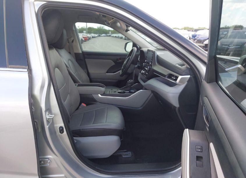 Photo 5 of 2022 Toyota Highlander L (VIN 5TDCZRAH2NS138705)