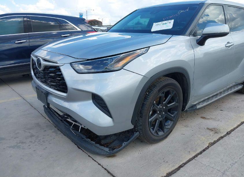 Photo 6 of 2022 Toyota Highlander L (VIN 5TDCZRAH2NS138705)