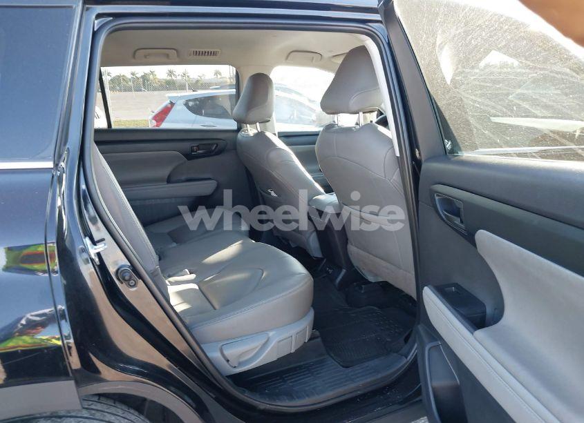 Photo 8 of 2021 Toyota Highlander L (VIN 5TDCZRAH5MS530544)