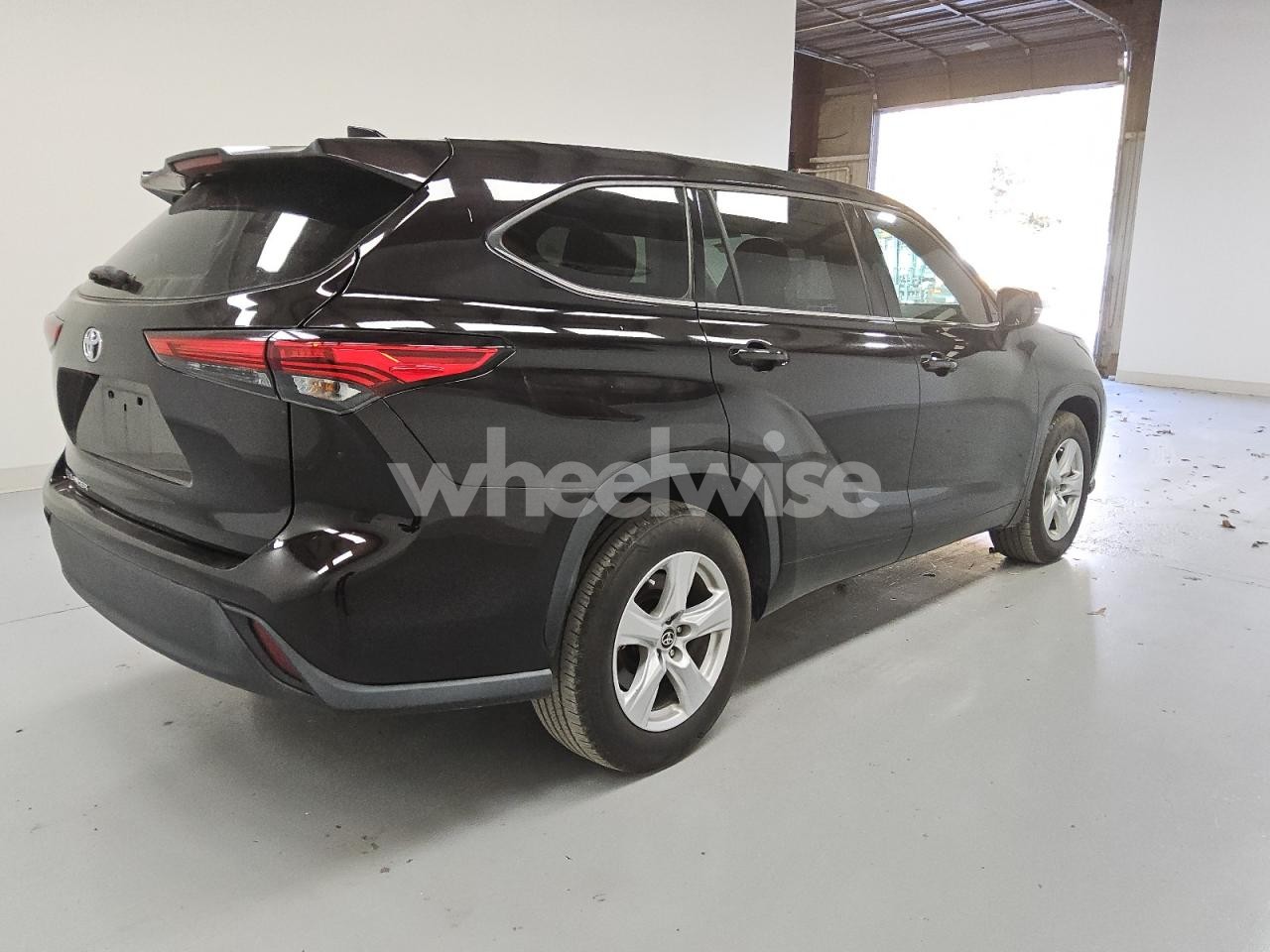 Photo 3 of 2021 TOYOTA HIGHLANDER L (VIN 5TDCZRAH8MS065354)