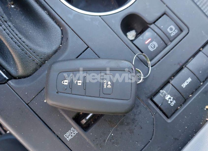 Photo 11 of 2022 Toyota Highlander L (VIN 5TDCZRAH8NS547467)