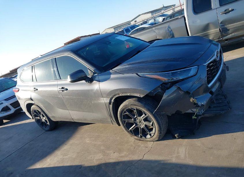 Photo 13 of 2022 Toyota Highlander L (VIN 5TDCZRAHXNS117987)