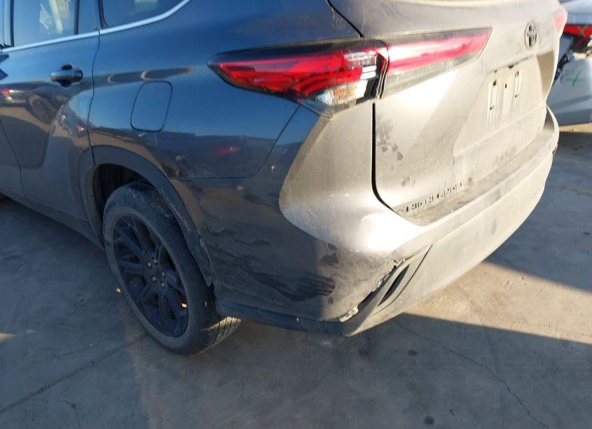 Photo 19 of 2022 Toyota Highlander L (VIN 5TDCZRAHXNS117987)