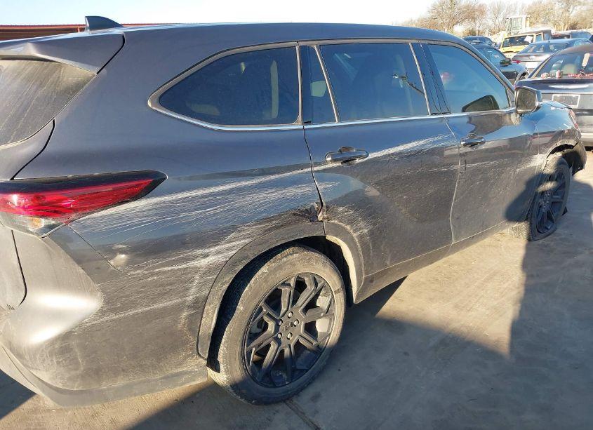 Photo 20 of 2022 Toyota Highlander L (VIN 5TDCZRAHXNS117987)