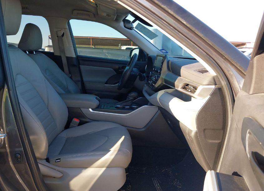 Photo 5 of 2022 Toyota Highlander L (VIN 5TDCZRAHXNS117987)