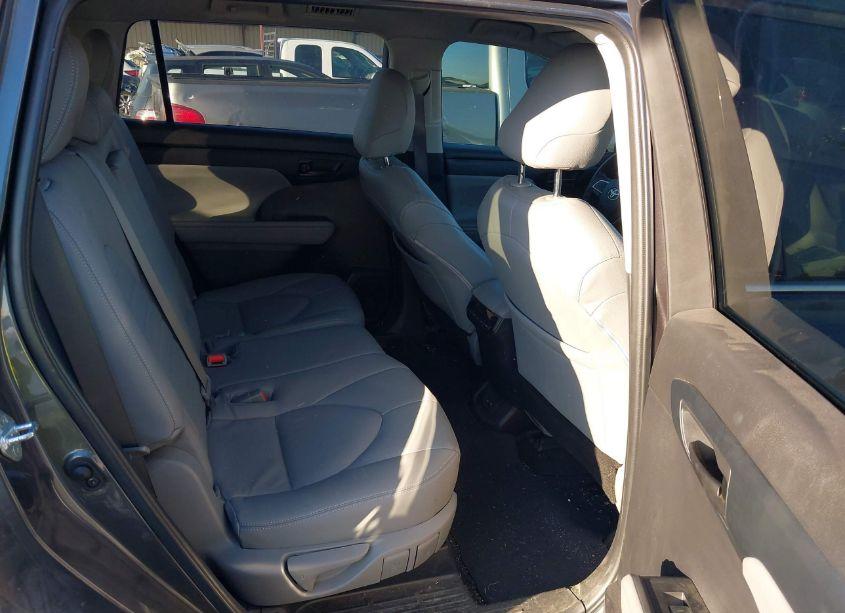 Photo 8 of 2022 Toyota Highlander L (VIN 5TDCZRAHXNS117987)