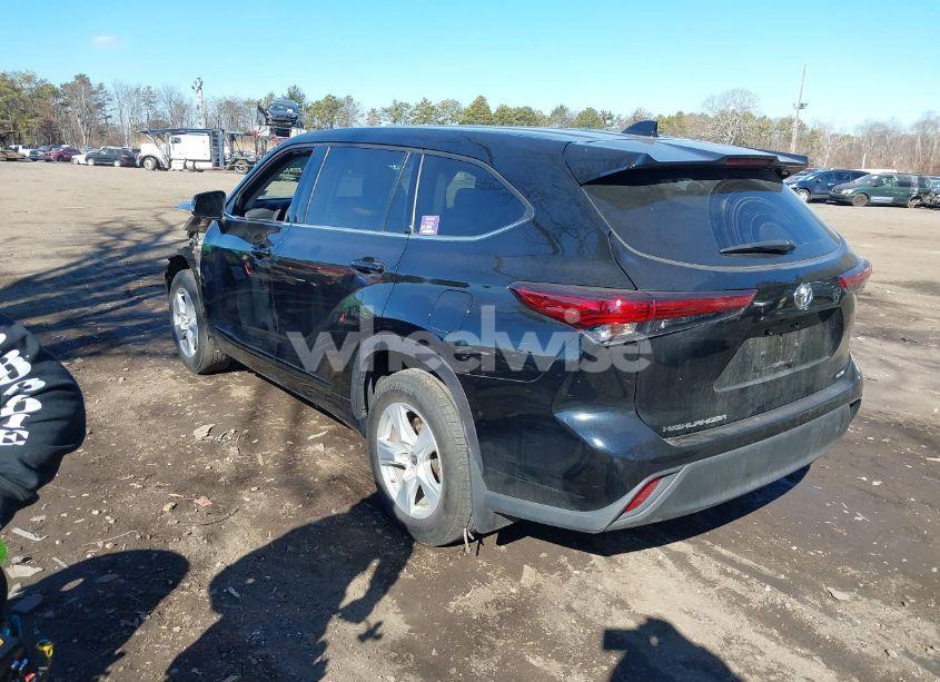 Photo 3 of 2021 Toyota Highlander L (VIN 5TDCZRBH8MS070150)