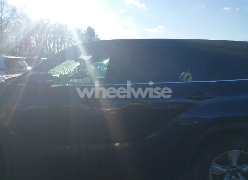 Photo 14 of 2021 Toyota Highlander L (VIN 5TDCZRBHXMS558189)