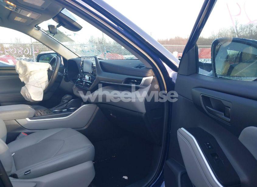 Photo 5 of 2021 Toyota Highlander L (VIN 5TDCZRBHXMS558189)