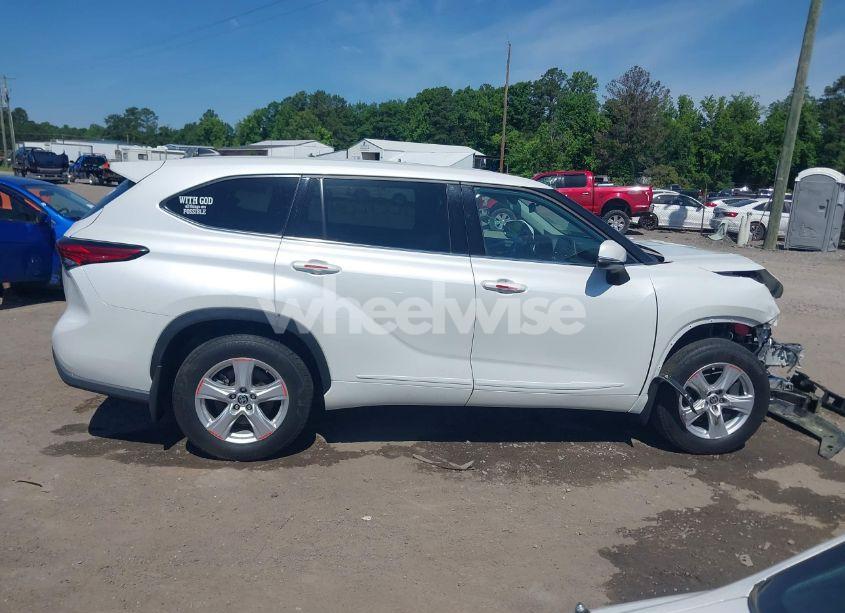 Photo 14 of 2022 Toyota Highlander L (VIN 5TDCZRBHXNS184202)