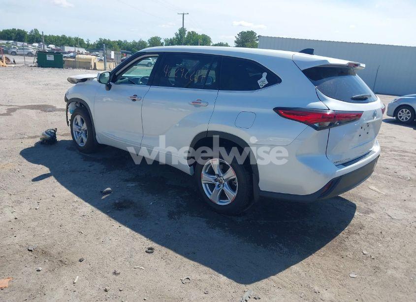 Photo 3 of 2022 Toyota Highlander L (VIN 5TDCZRBHXNS184202)