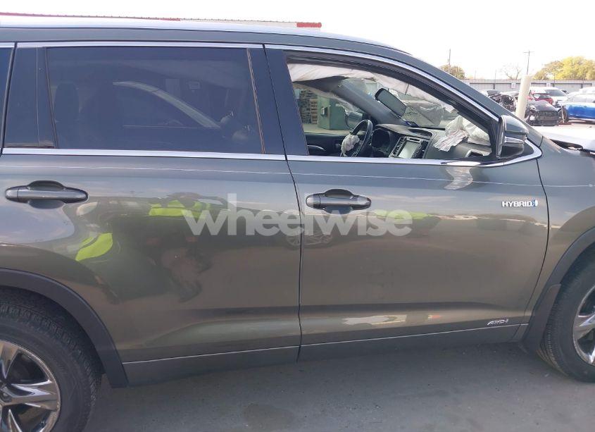 Photo 14 of 2019 Toyota Highlander HYBRID LIMITED PLATINUM (VIN 5TDDGRFH3KS059610)