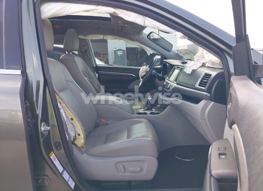 Photo 5 of 2019 Toyota Highlander HYBRID LIMITED PLATINUM (VIN 5TDDGRFH3KS059610)