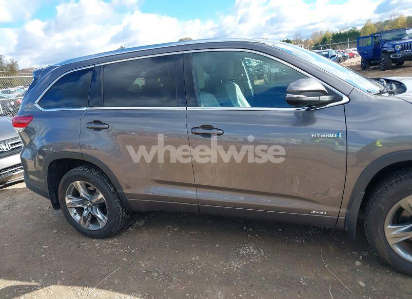 Photo 13 of 2017 Toyota Highlander HYBRID LIMITED PLATINUM (VIN 5TDDGRFH8HS021637)