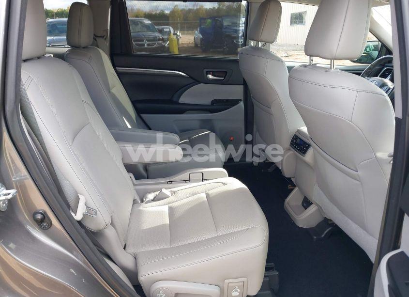 Photo 8 of 2017 Toyota Highlander HYBRID LIMITED PLATINUM (VIN 5TDDGRFH8HS021637)