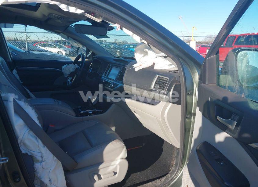 Photo 5 of 2018 Toyota Highlander HYBRID LIMITED PLATINUM (VIN 5TDDGRFH8JS045443)