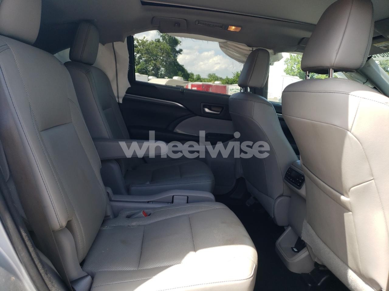 Photo 11 of 2018 TOYOTA HIGHLANDER HYBRID LIMITED (VIN 5TDDGRFHXJS045427)