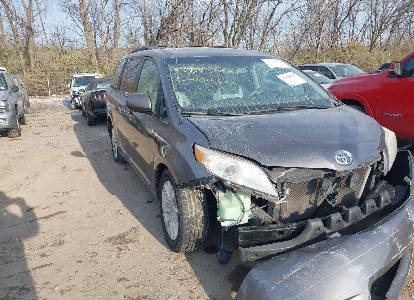 2013 Toyota Sienna XLE/LIMITED (VIN 5TDDK3DC0DS061515) main photo