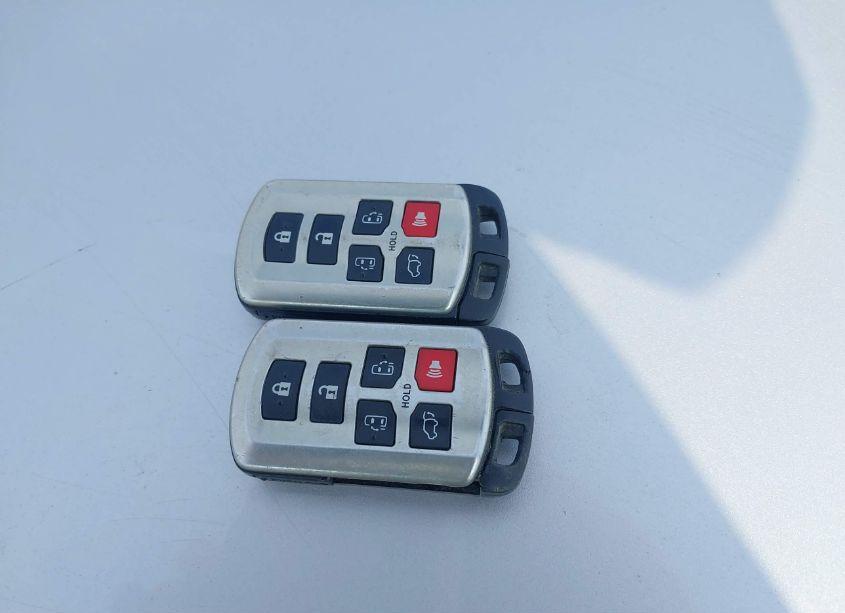 Photo 11 of 2013 Toyota Sienna XLE/LIMITED (VIN 5TDDK3DC0DS061515)